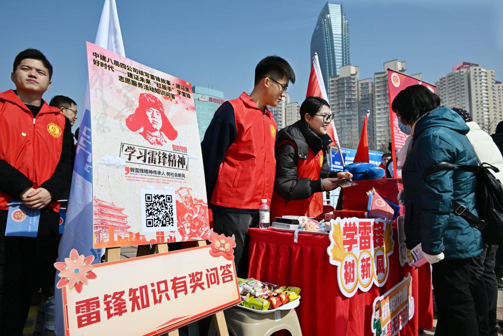 2024年3月3日，青年志愿者在青岛五四广场参加志愿服务活动。新华社记者 李紫恒 摄