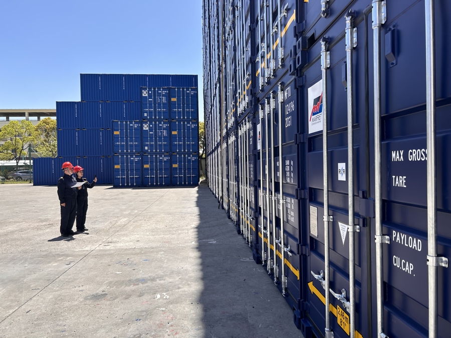 洋山海关关员对出口新造集装箱开展监管。（何耀威 摄）