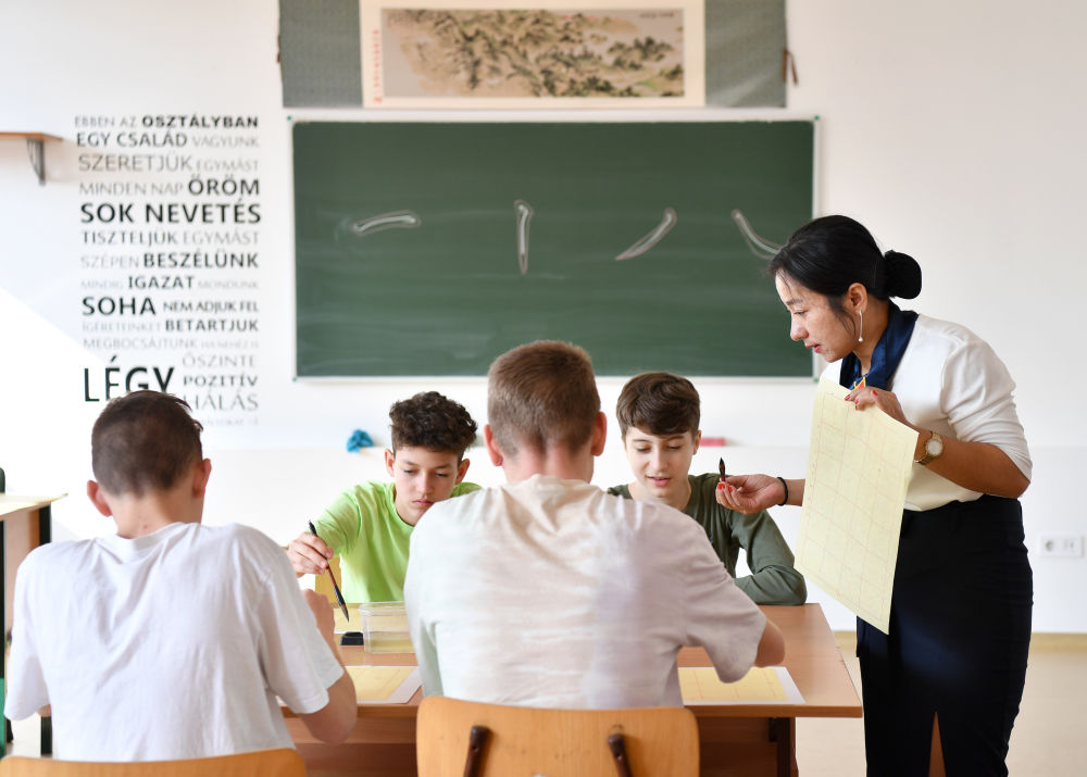 2023年2月24日，在匈中双语学校，中国教师指导学生们学习书法。