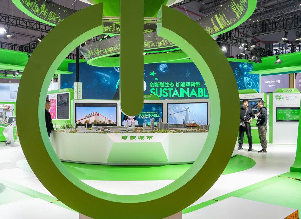 这是第六届中国国际进口博览会施耐德电气展台展出的“零碳城市”愿景模型。
