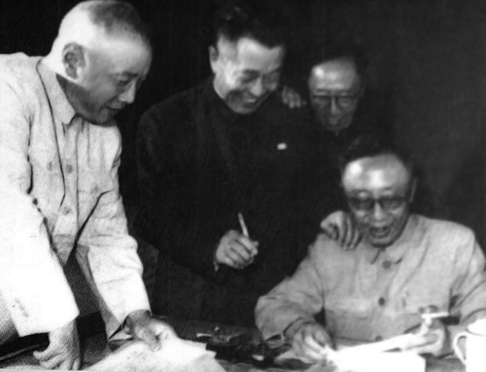 全国政协文史专员（右起）：溥仪、溥杰、杜聿明、宋希濂在一起讨论文史资料文稿。