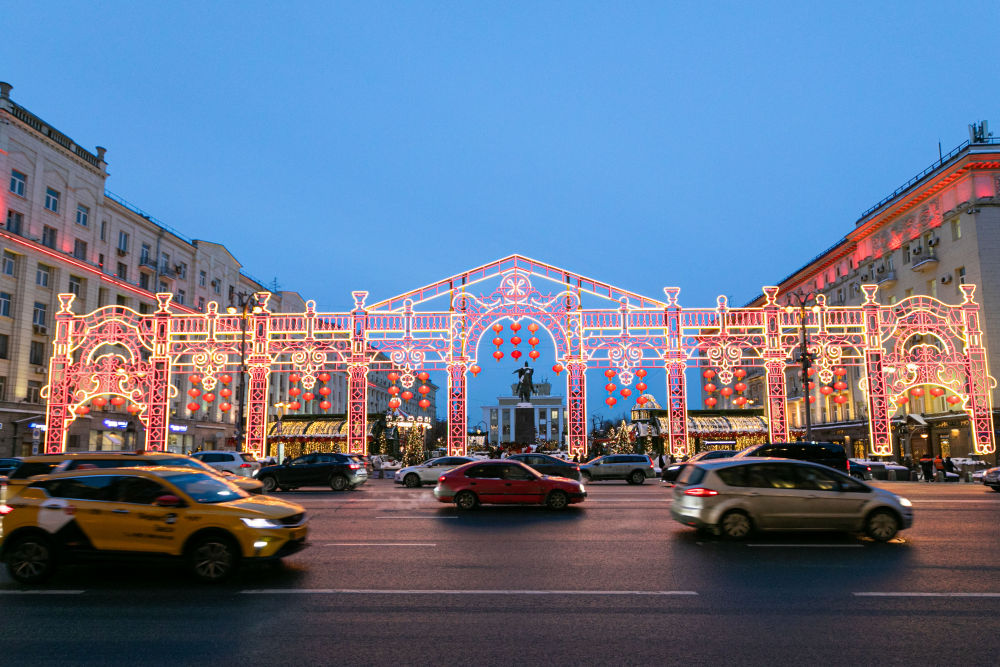 2024年2月9日，在俄罗斯首都莫斯科，车辆在中国新年主题装饰前驶过。当日，“莫斯科的中国新年”文化活动在俄罗斯首都莫斯科市中心启动。新华社记者 白雪骐 摄