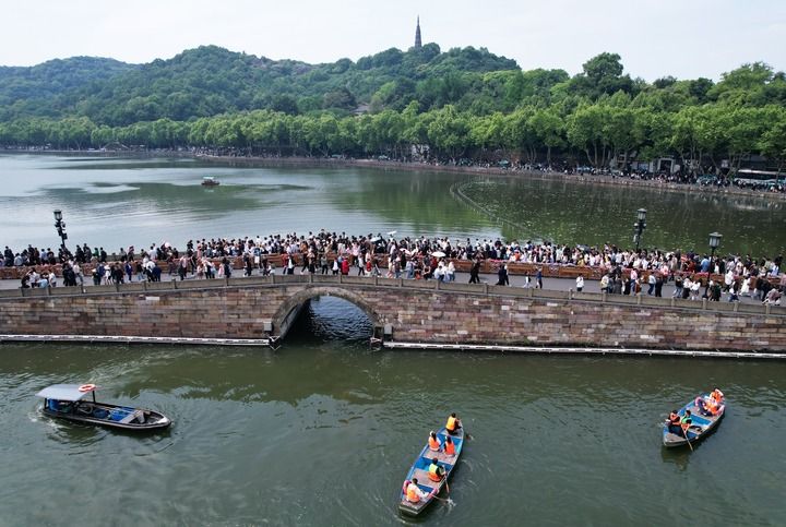 5月1日，杭州西湖断桥上人流如织（无人机照片）。新华社发