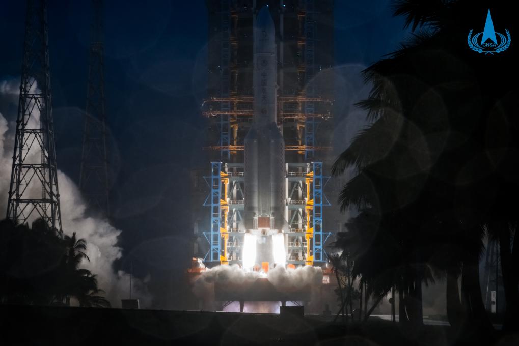 5月3日17时27分，嫦娥六号探测器由长征五号遥八运载火箭在中国文昌航天发射场发射，之后准确进入地月转移轨道，发射任务取得圆满成功。新华社发（国家航天局供图）