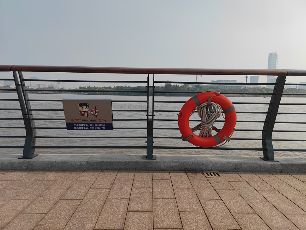 目前，上海“水上平安屋样板间”增配救生圈91个，宣传标识标牌24个。 受访者 供图